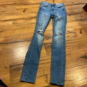 ⭐️Hollister 23/30 skinny distressed jeans⭐️
